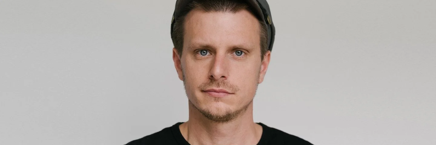 Portrait von Moritz Neumeier, der an einer psychischen Erkrankung, genauer, an einer Anpassungsstörung mit depressiven Episoden leidet.