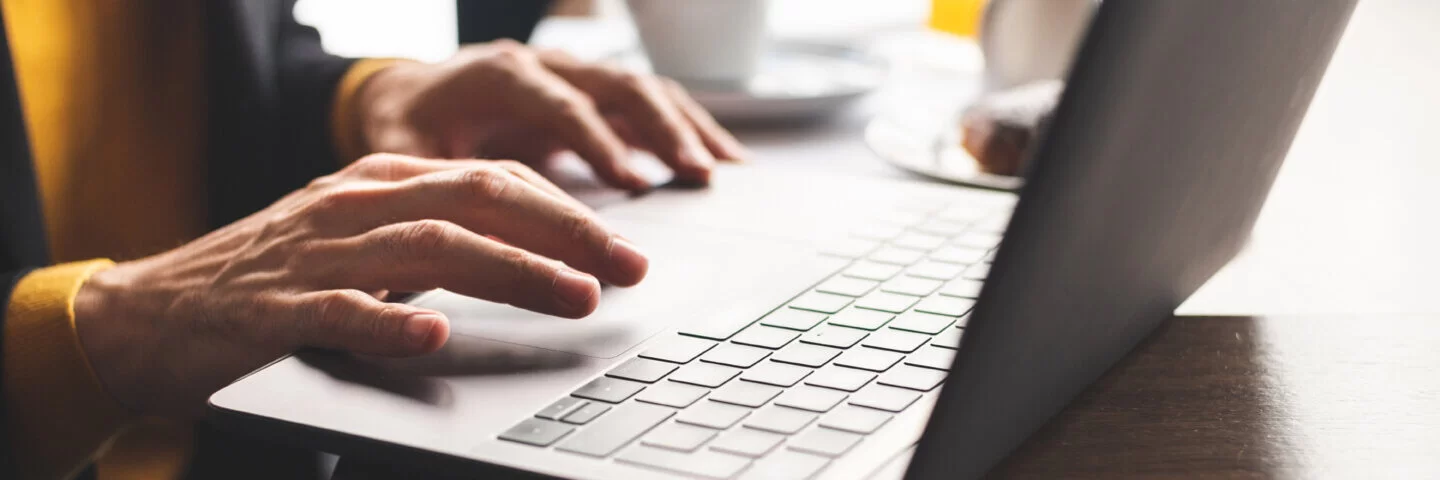 Ein Mann schreibt auf dem Laptop. Hat er sich für den AOK-Newsletter angemeldet, erhält er per E-Mail eine Bestätigung.