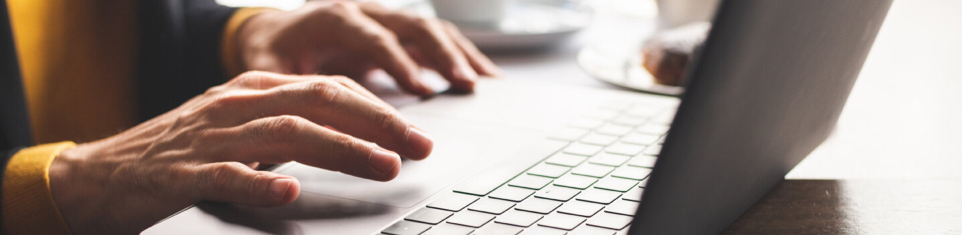 Ein Mann schreibt auf dem Laptop. Hat er sich für den AOK-Newsletter angemeldet, erhält er per E-Mail eine Bestätigung.