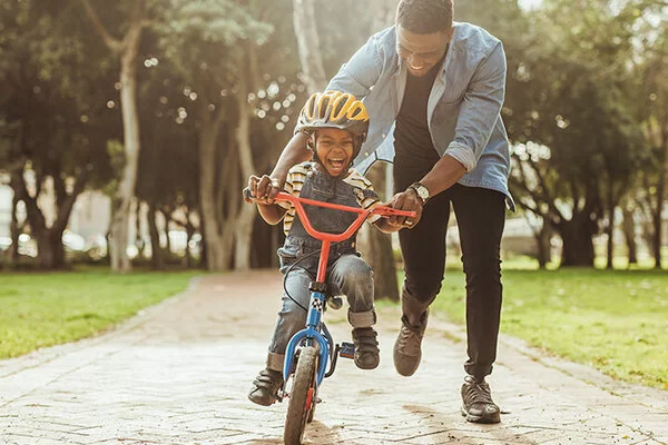 Kindern Fahrradfahren beibringen: Wann ist der ideale Zeitpunkt?