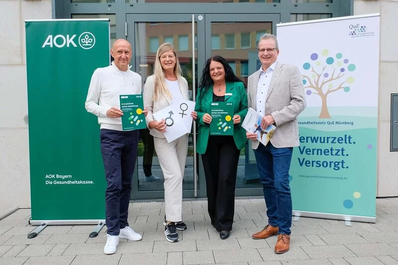 Gruppenbild Startschuss der Veranstaltung „Arzneimittel sicher einnehmen"