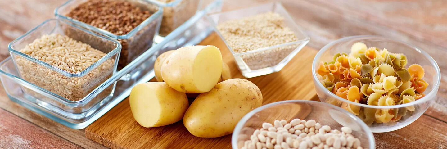 Nudeln, Reis und Kartoffeln enthalten resistente Stärke – hier auf einem Brett.