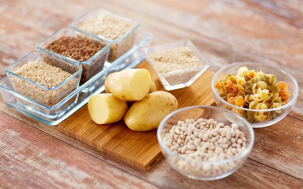 Nudeln, Reis und Kartoffeln enthalten resistente Stärke – hier auf einem Brett.