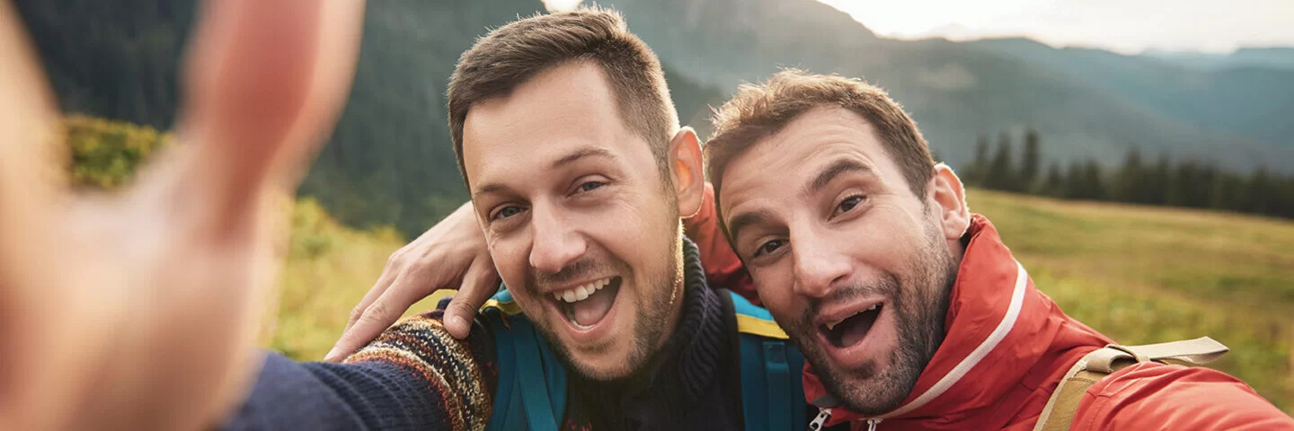 Zwei lächelnde Wanderer erstellen ein Selfie