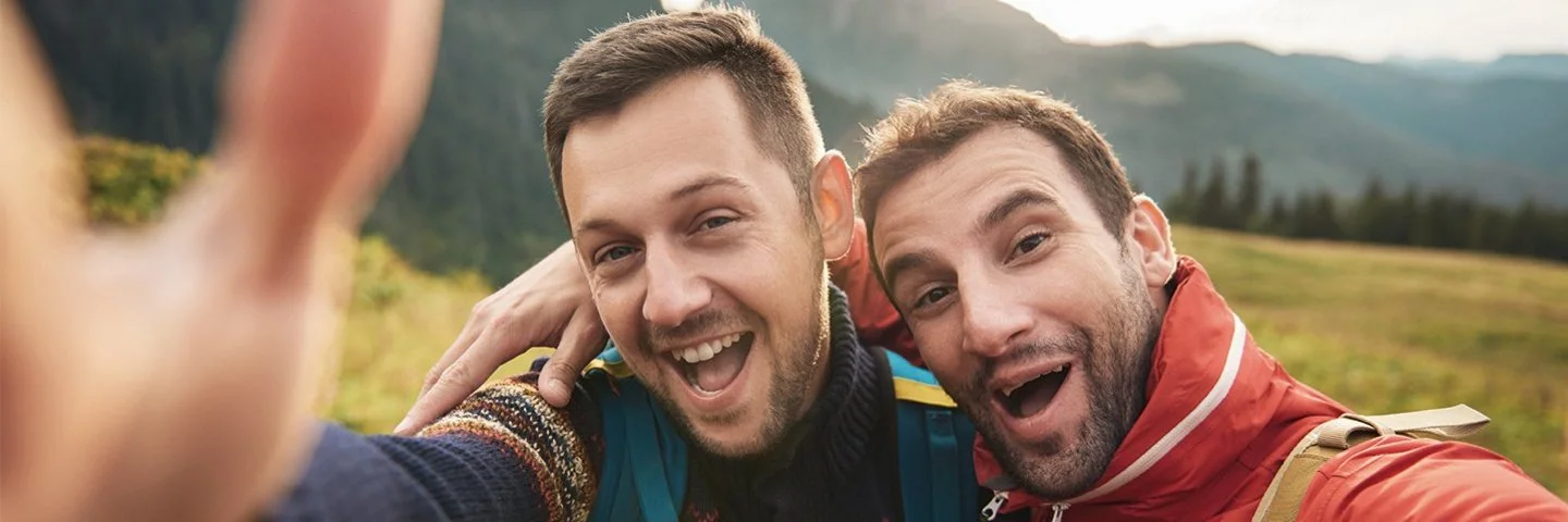 Zwei lächelnde Wanderer erstellen ein Selfie