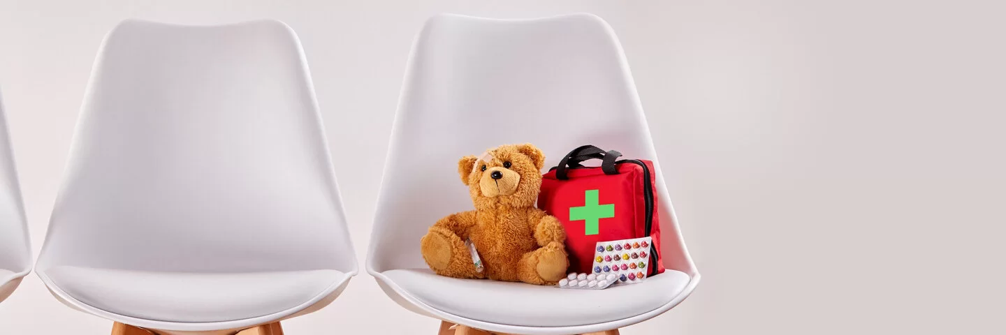 Teddy auf Stuhl im Wartezimmer