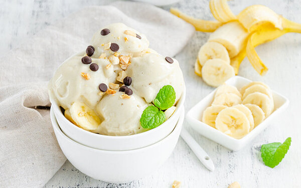 Selbst gemachtes Bananen-Eis, eine sogenannte Nicecream, in einer weißen Dessertschale. 