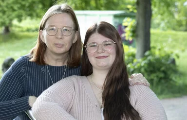 Wissen, wie die Lebenswelt von jungen Pflegenden aussieht: Die Bremerin Claudia Buß (links) leitet einen Treff für Young Carer. Melanie Budde pflegte als Jugendliche jahrelang ihren Stiefvater.
