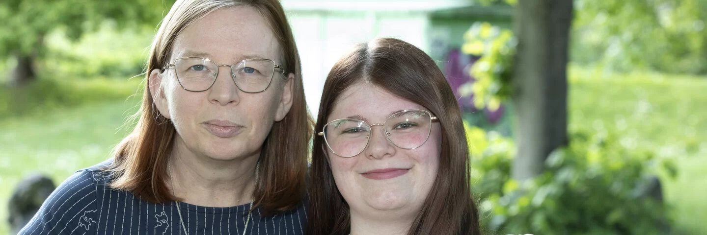 Wissen, wie die Lebenswelt von jungen Pflegenden aussieht: Die Bremerin Claudia Buß (links) leitet einen Treff für Young Carer. Melanie Budde pflegte als Jugendliche jahrelang ihren Stiefvater.