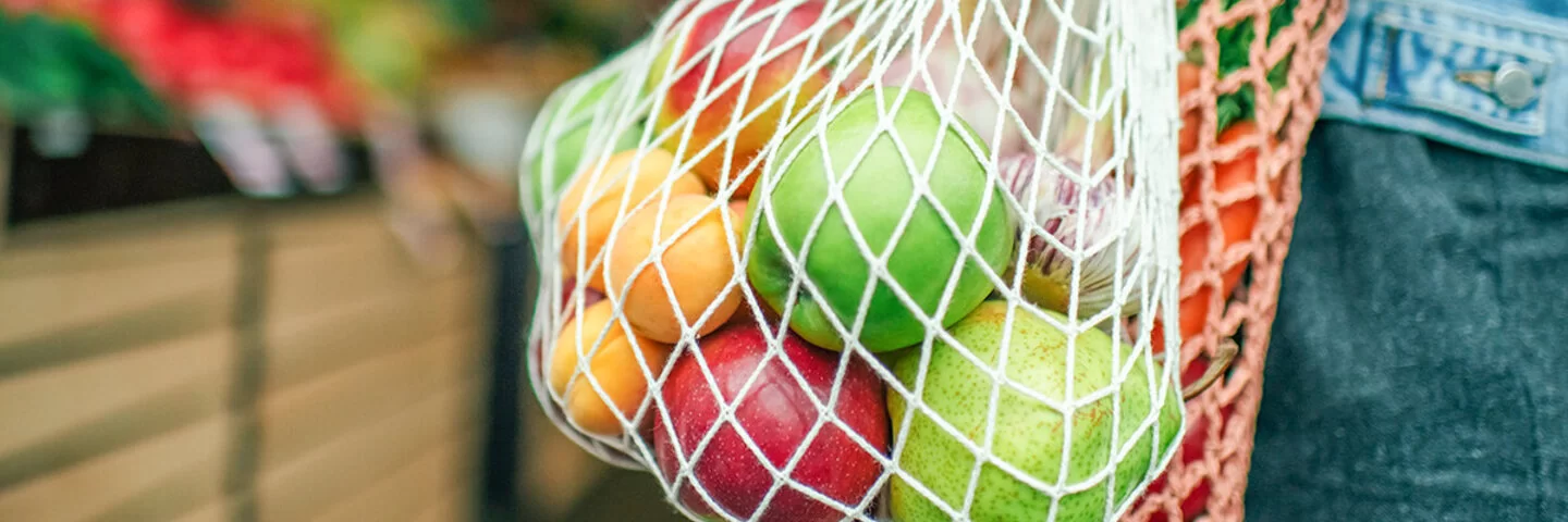 Buntes Obst in einem Einkaufsnetz.