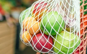 Buntes Obst in einem Einkaufsnetz.