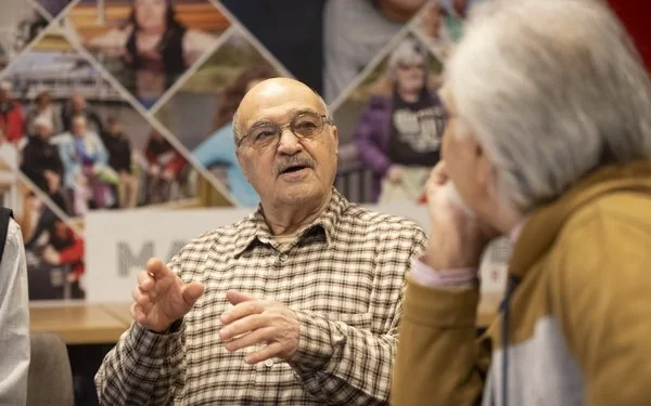 Farhan Hebbo im Gespräch mit einem Mann.