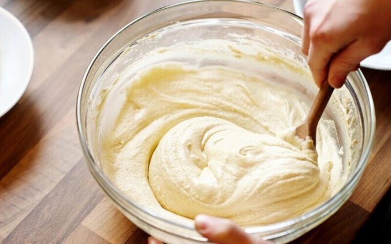 Ein Hobbybäcker möchte vegan backen und rührt in einem Kuchenteig.
