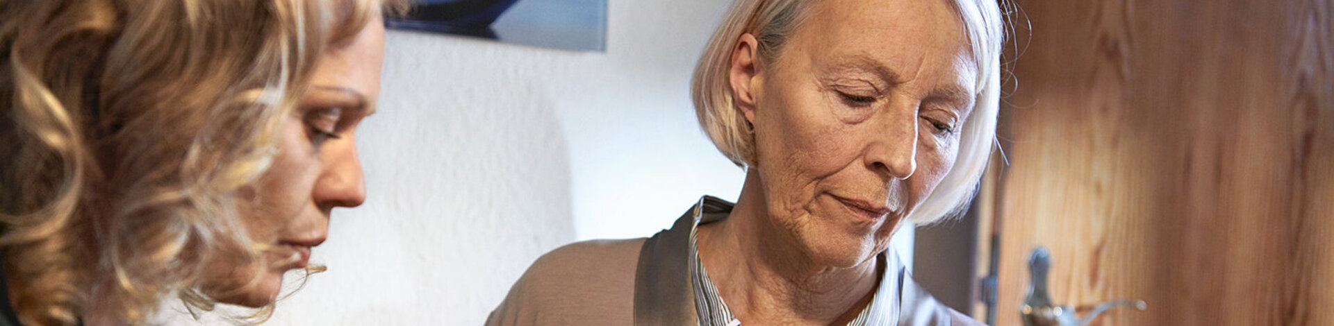 Eine ältere und eine jüngere Frau sprechen miteinander. Demenz betrifft Patienten, aber auch ihre Angehörigen.