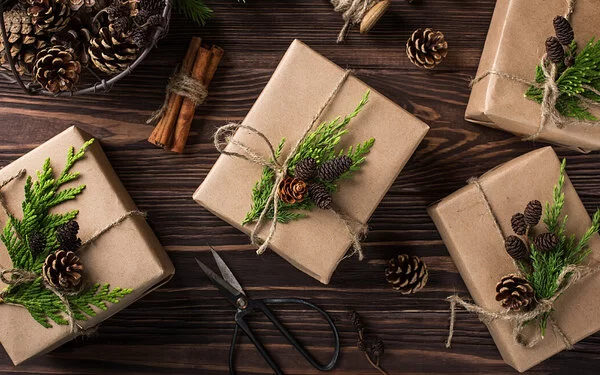 Mit Naturmaterialien lassen sich Weihnachtsgeschenke wunderschön verzieren.