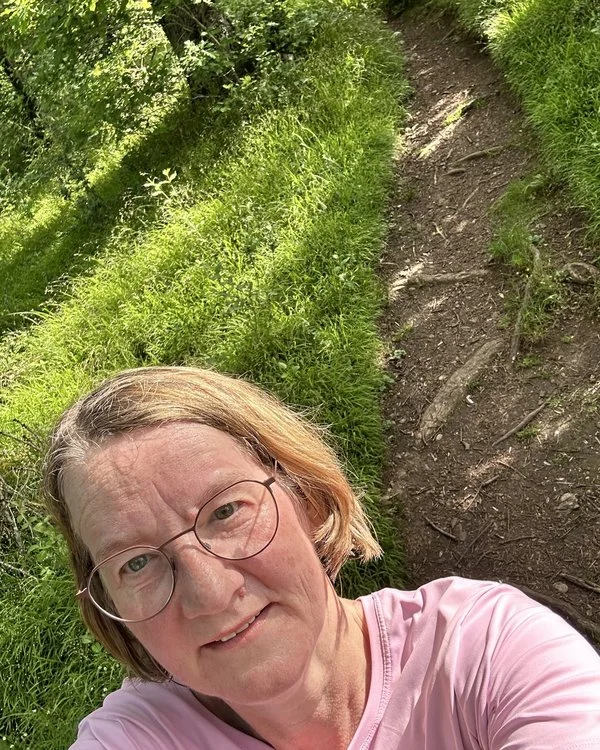 Selfie von Stefanie auf einem Waldweg