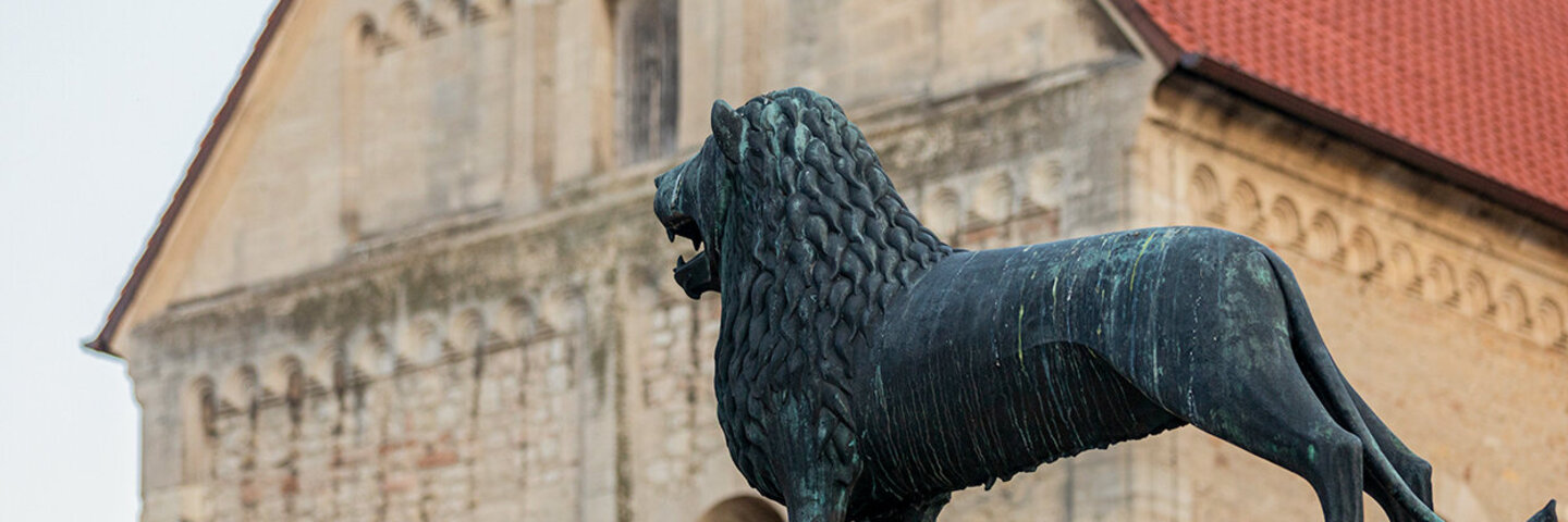 Das Bild zeigt die Bronzestatue des Braunschweiger Löwen