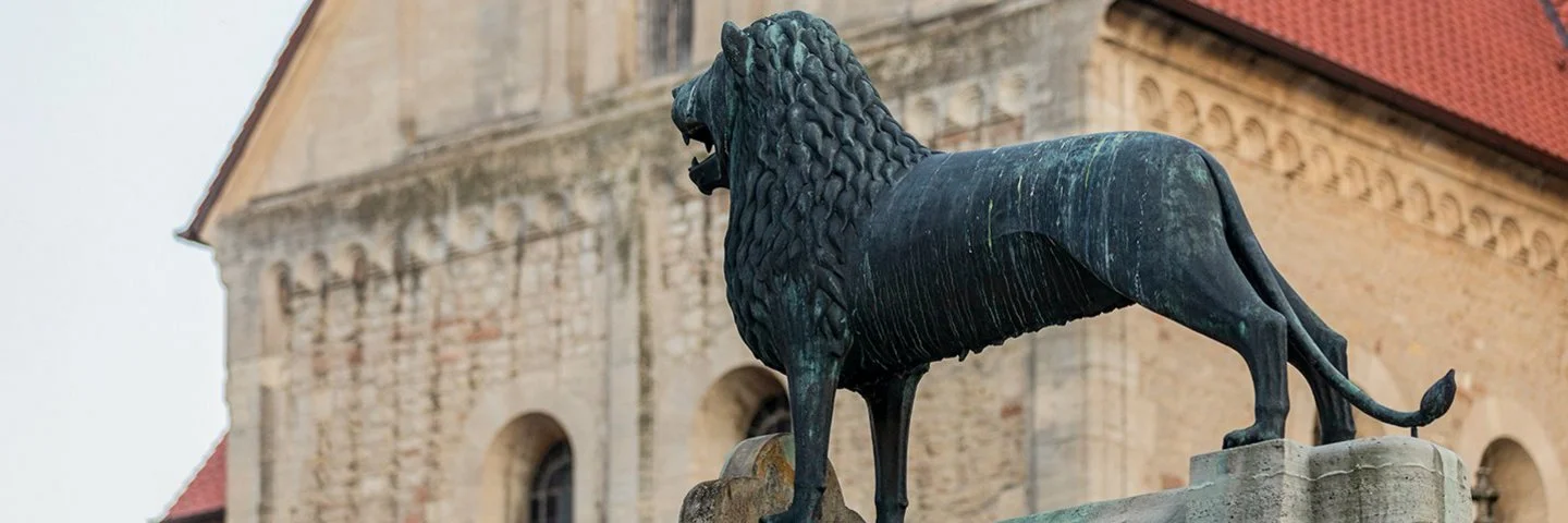 Das Bild zeigt die Bronzestatue des Braunschweiger Löwen
