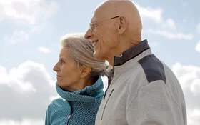 Älteres Ehepaar beim Spaziergang an der frischen Luft.