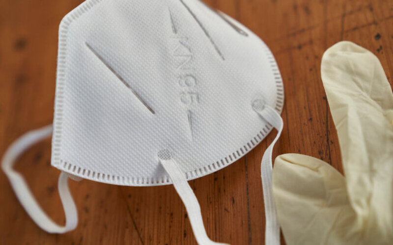 FFP2- Maske und Einweghandschuhe