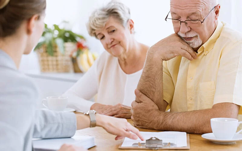 Eine Ärztin bespricht mit einem depressiven, älteren Patienten den Medikationsplan mit Antidepressiva.