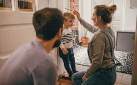 Eltern messen ihren Sohn und fragen sich: Wie lange wachsen Jungs? 