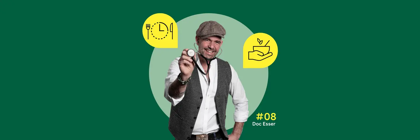 In der Mitte ist ein Foto von Doc Esser mit Schirmmütze und Stethoskop zu sehen. Links und rechts sind gelbe Sprechblasen mit einfachen, einfarbigen Symbolen zu sehen: links eine Uhr mit Ausrufezeichen, rechts eine Hand mit einem Herz.