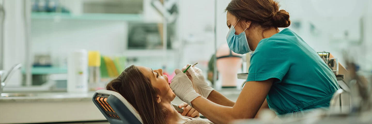 Eine Frau wird beim Zahnarzt gegen Pardodontitis behandelt.