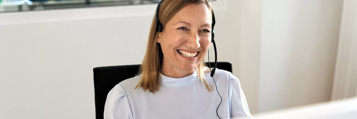 Eine AOK-Mitarbeiterin sitzt am Computer und telefoniert. Für Versicherte gibt es zahlreiche Servicenummern.