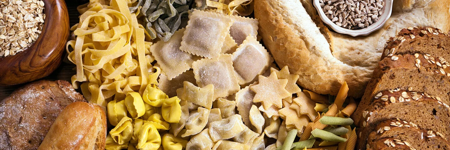 Backwaren und Pasta mit verschiedenen Arten von Kohlenhydraten.