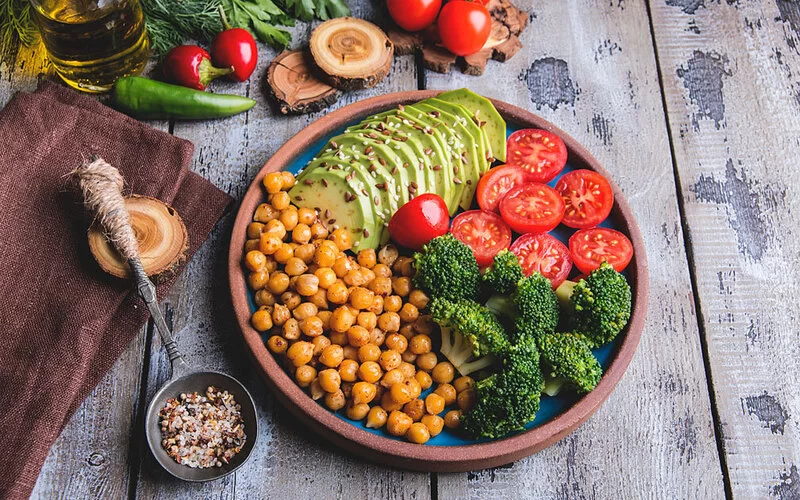 Gesunde Salatbowl mit Gemüse, das Vitamin B5 enthält.