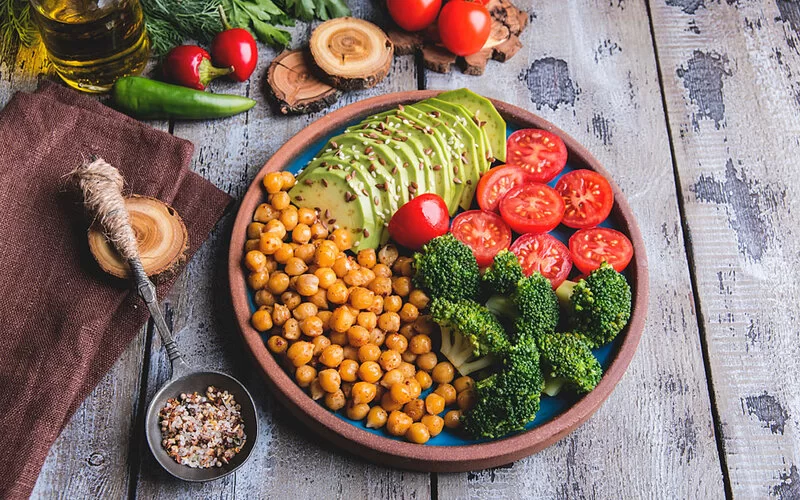 Gesunde Salatbowl mit Gemüse, das Vitamin B5 enthält.