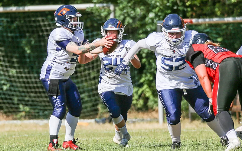 Carolin Wodrich bei einem Football-Spiel auf dem Feld.