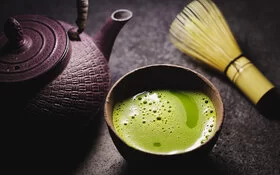 Matcha-Tee mit gusseiserner Teekanne und traditionellem Chasen.