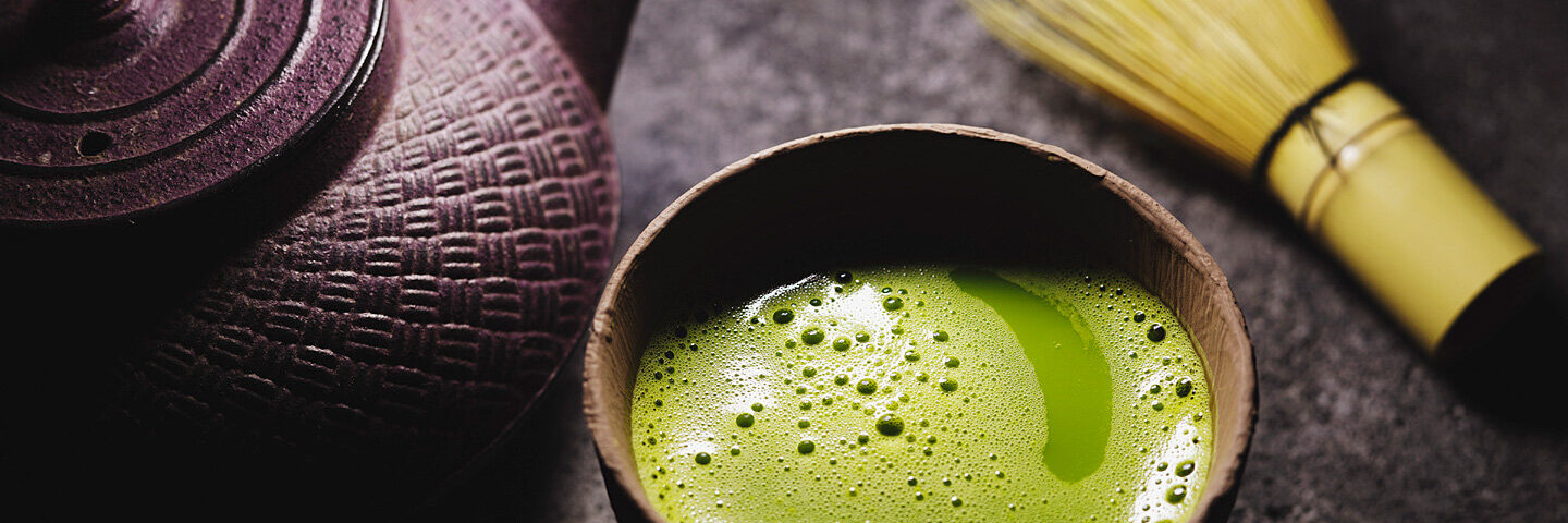 Matcha-Tee mit gusseiserner Teekanne und traditionellem Chasen.