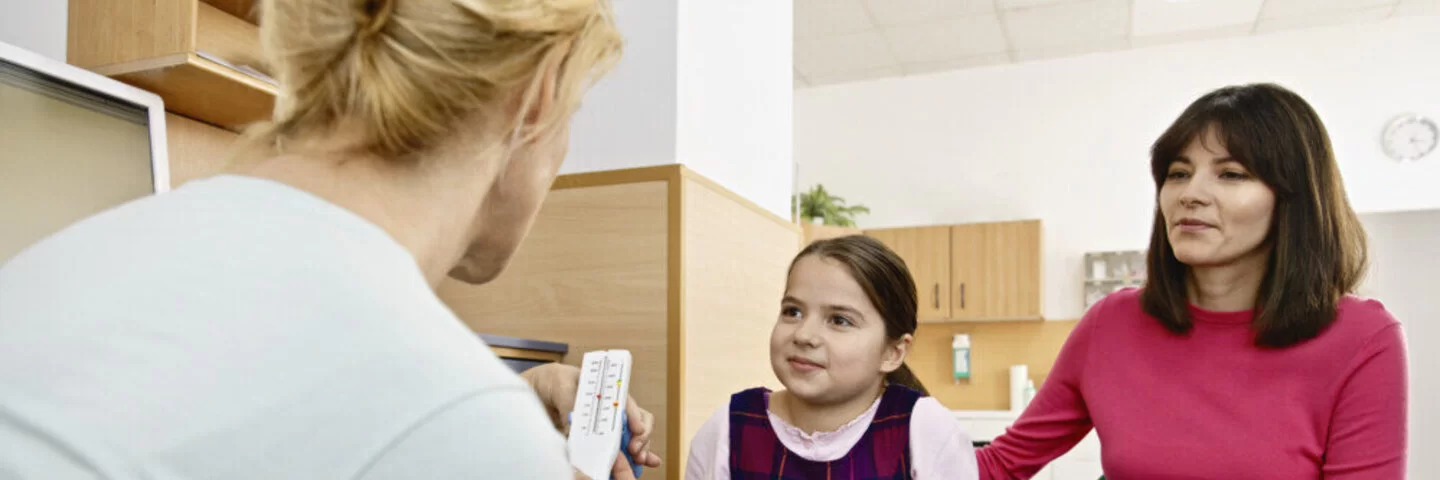 Eine Mutter mit ihrer Tochter beim Hausarzt.