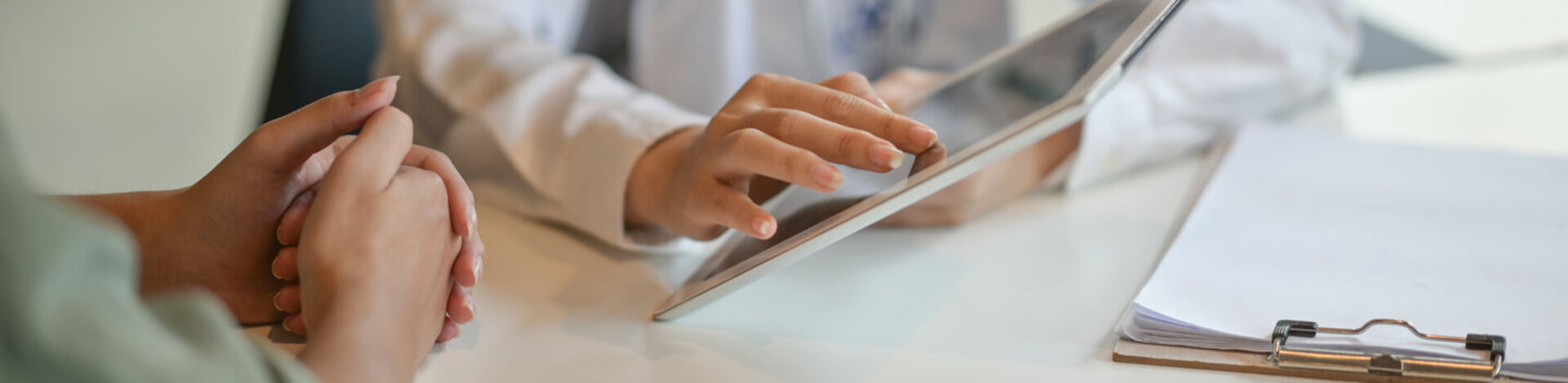 Ein Arzt hält einen Tablet-Computer in der Hand; eine Patientin sieht zu. Mehr zu den Nutzungsbedingungen der elektronischen Patientenakte können Sie hier lesen.