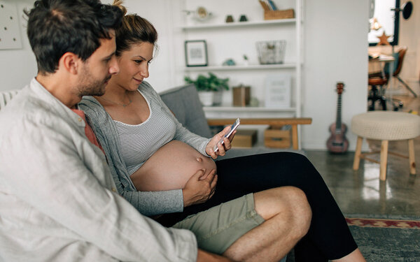 Die AOK Schwanger App ist ein hilfreiches Programm für werdende Eltern.
