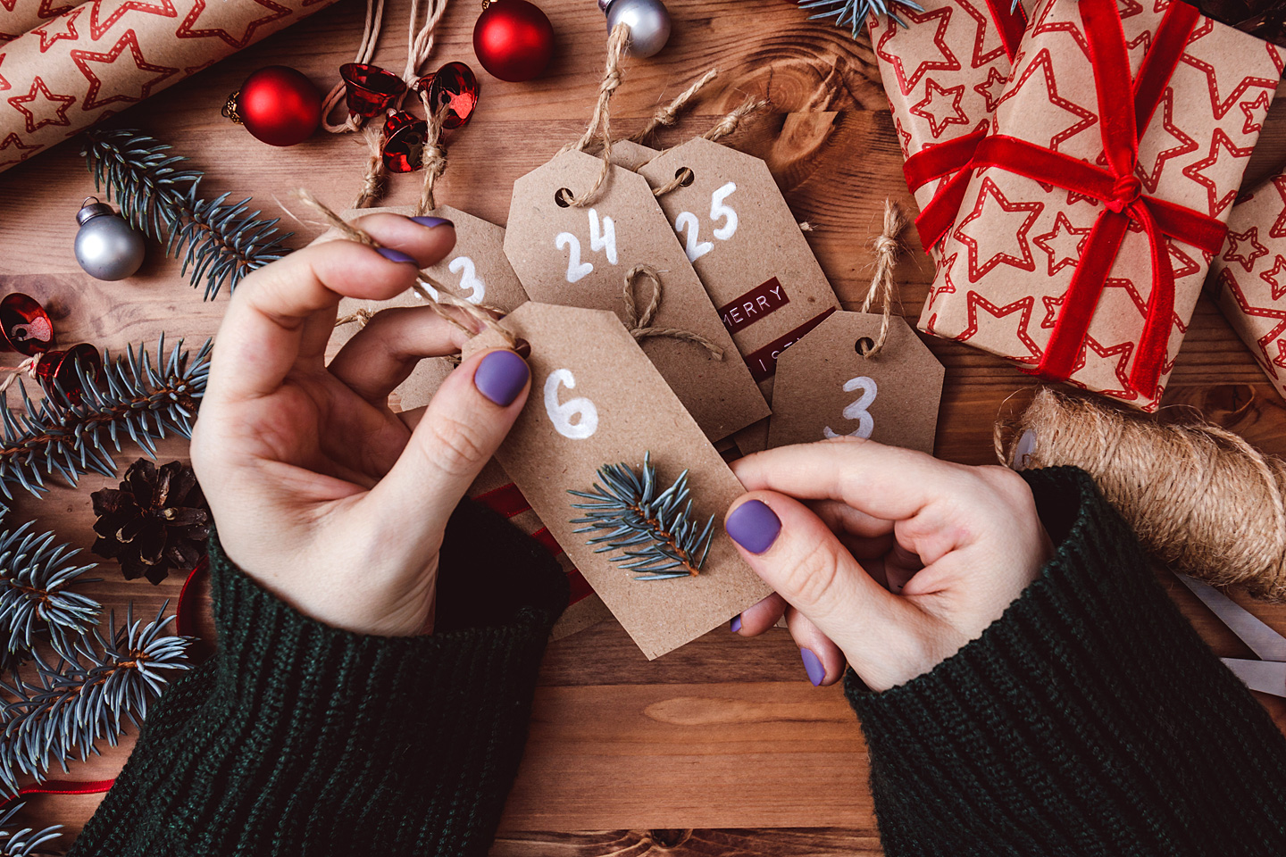 Eine Frau bastelt einen selbst gemachten Adventskalender.