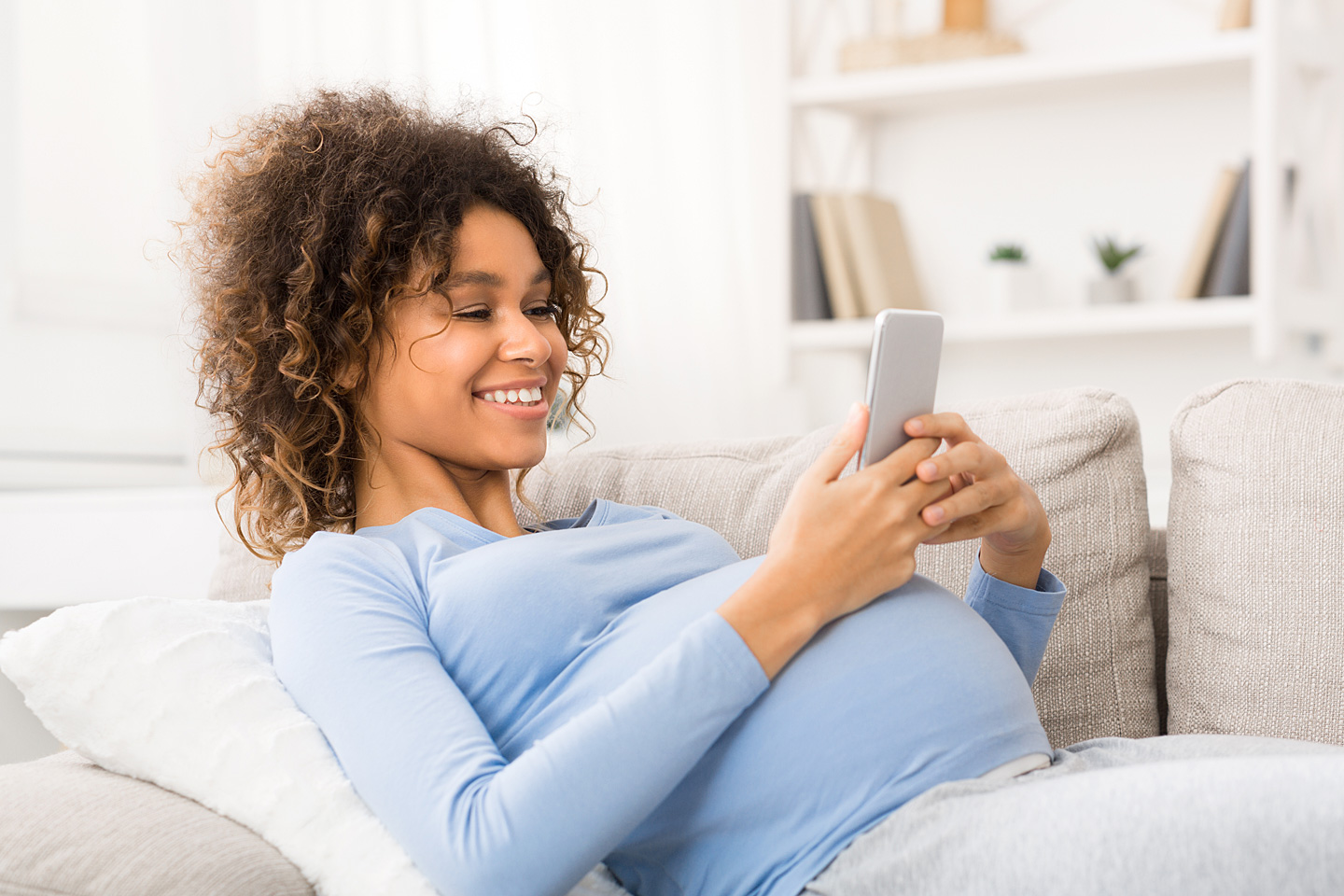 Eine Schwangere ruft bei einem Infotelefon an, um Fragen rund um die Schwangerschaft zu klären.