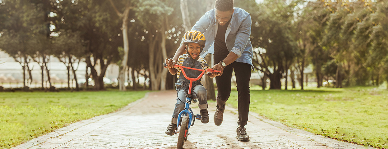 Kindern Fahrradfahren beibringen: Wann ist der ideale Zeitpunkt?