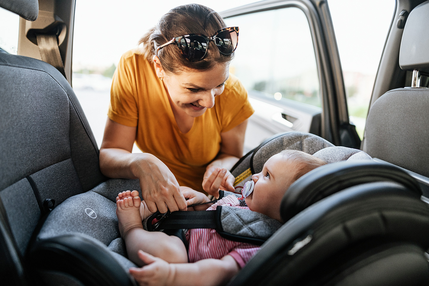 Baby im Auto: Sicherheit geht vor - Auswahl und Befestigung der Babyschale  