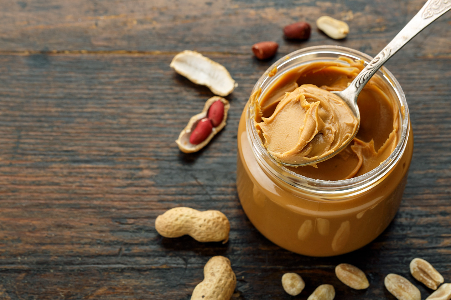 Selbstgemachte Erdnussbutter wird in einem Glas serviert.