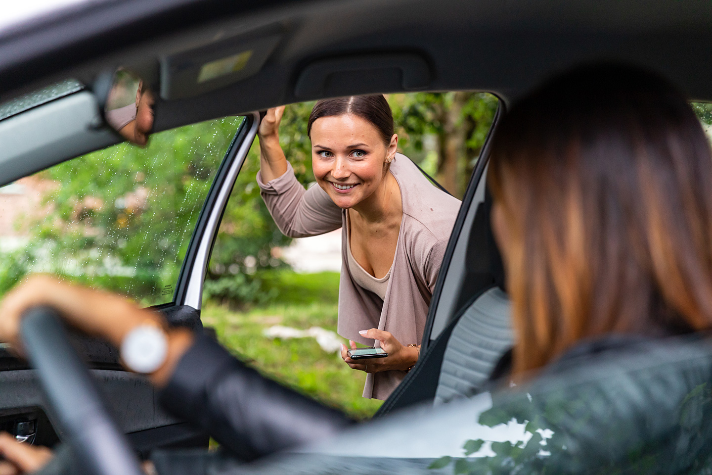 Freundinnen teilen sich ein Auto um nachaltigen Konsum zu fördern.