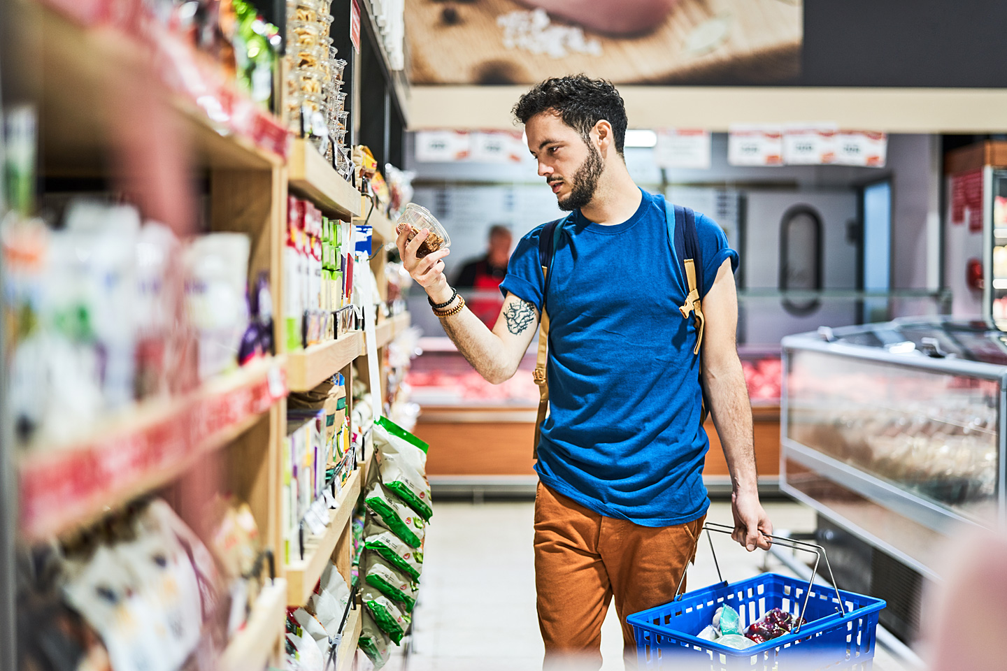Kunde im Supermarkt checkt den Nutri-Score vom Produkt.