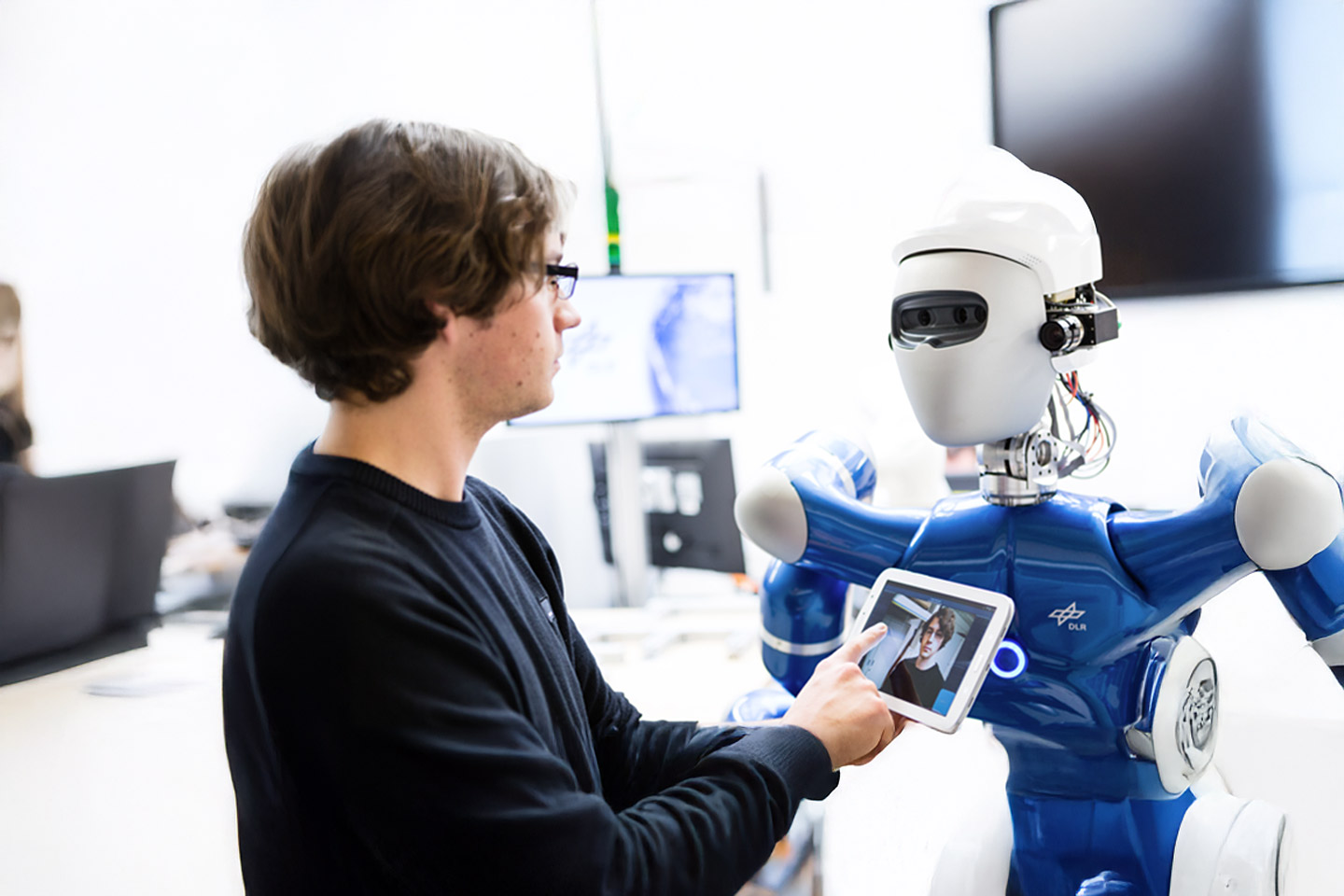 Raumfahrttechnik in der Pflege: Sind Roboter die Zukunft?