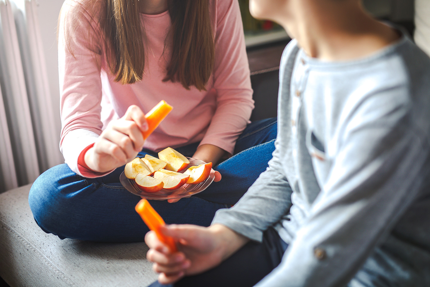 Kinder essen gesunde Snacks.