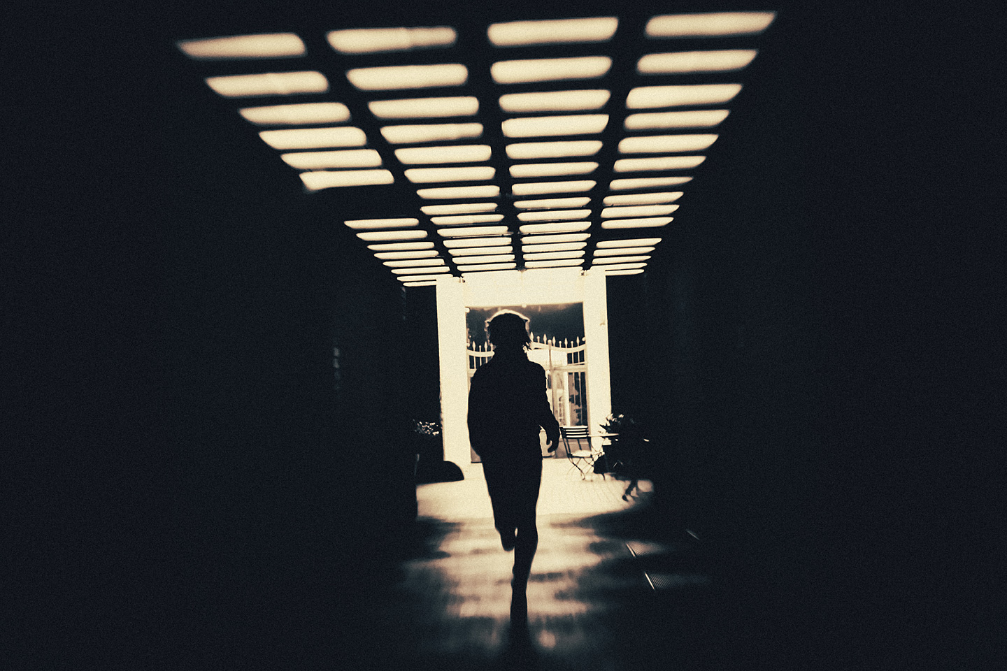 Im Albtraum läuft ein Mann durch einen dunklen Kellergang.