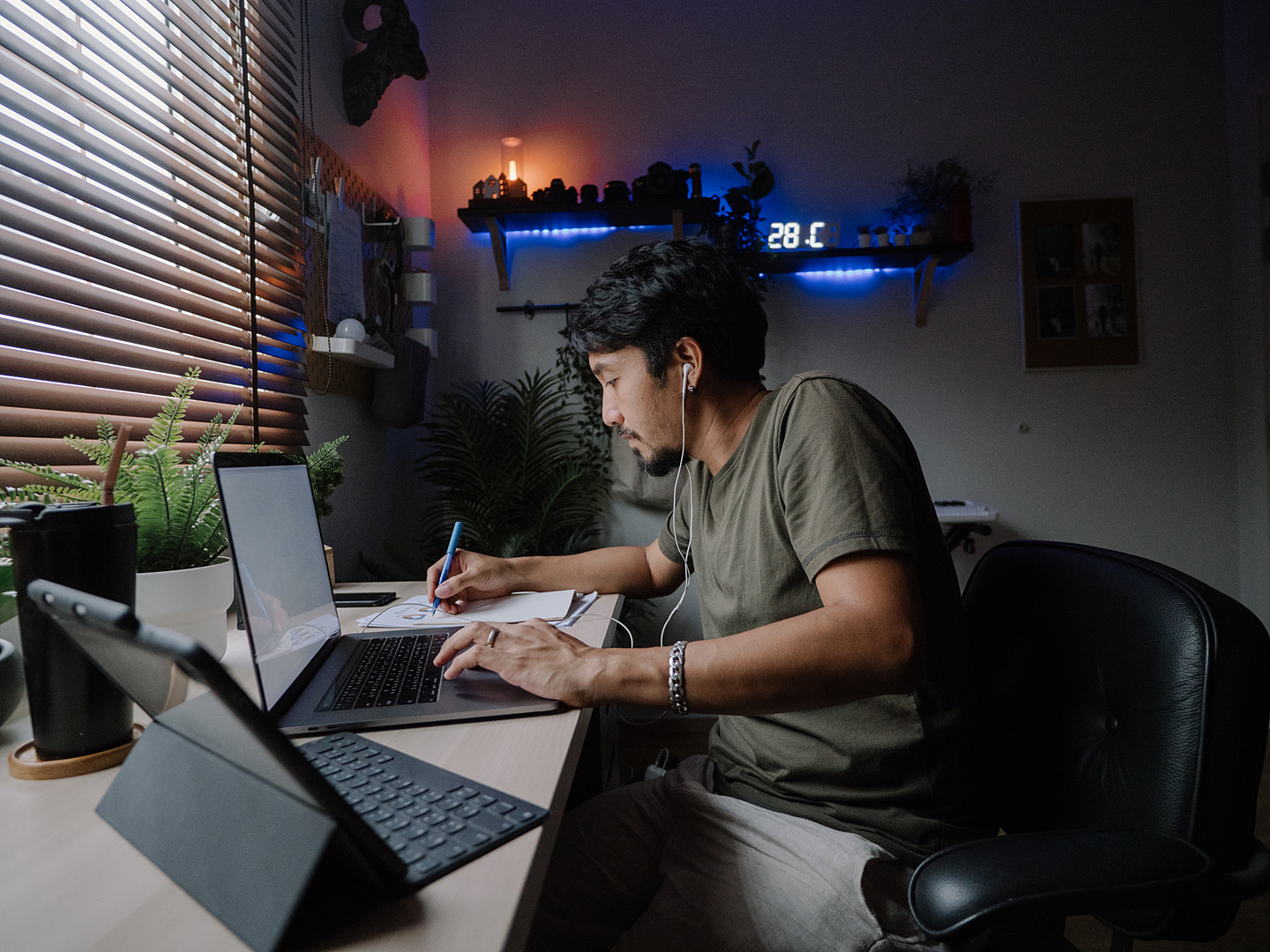 Junger Mann arbeitet bis spät in die Nacht am Rechner – ist er ein Workaholic?