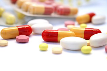 Reserveantibiotika in Schleswig-Holstein Foto von verschiedenen Pillen, Kapseln und Tabletten, die verteilt auf einer Oberfläche liegen.